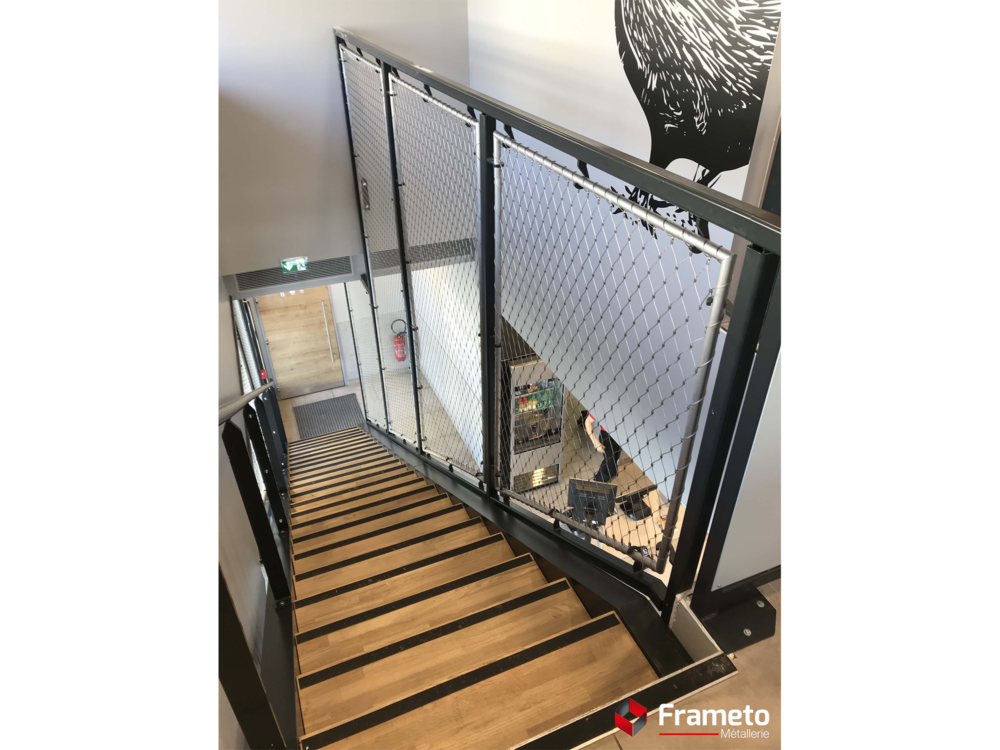 Escalier marche bois + filet inox