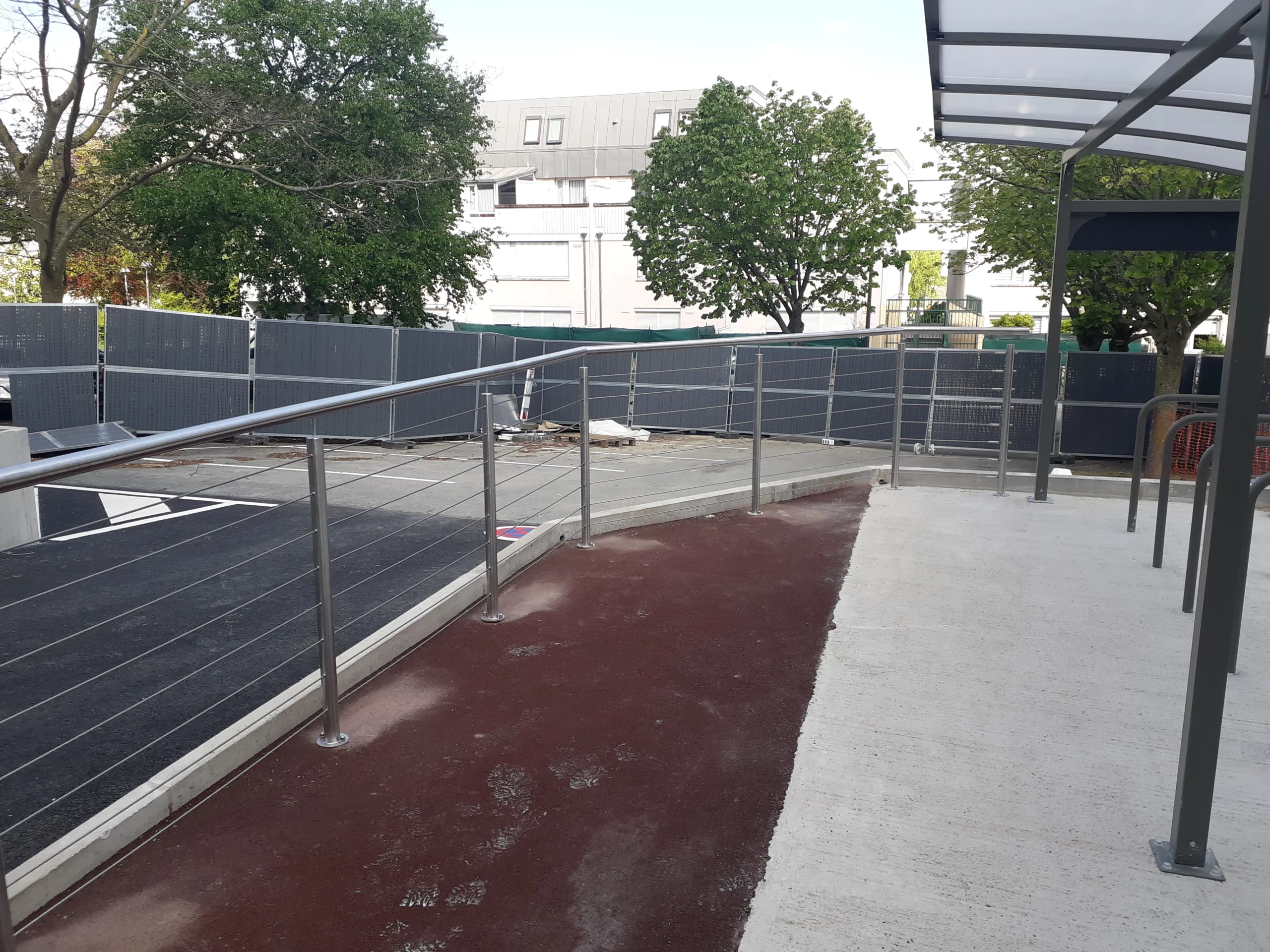 Des garde-corps en inox à la gare des Baconnets à Antony